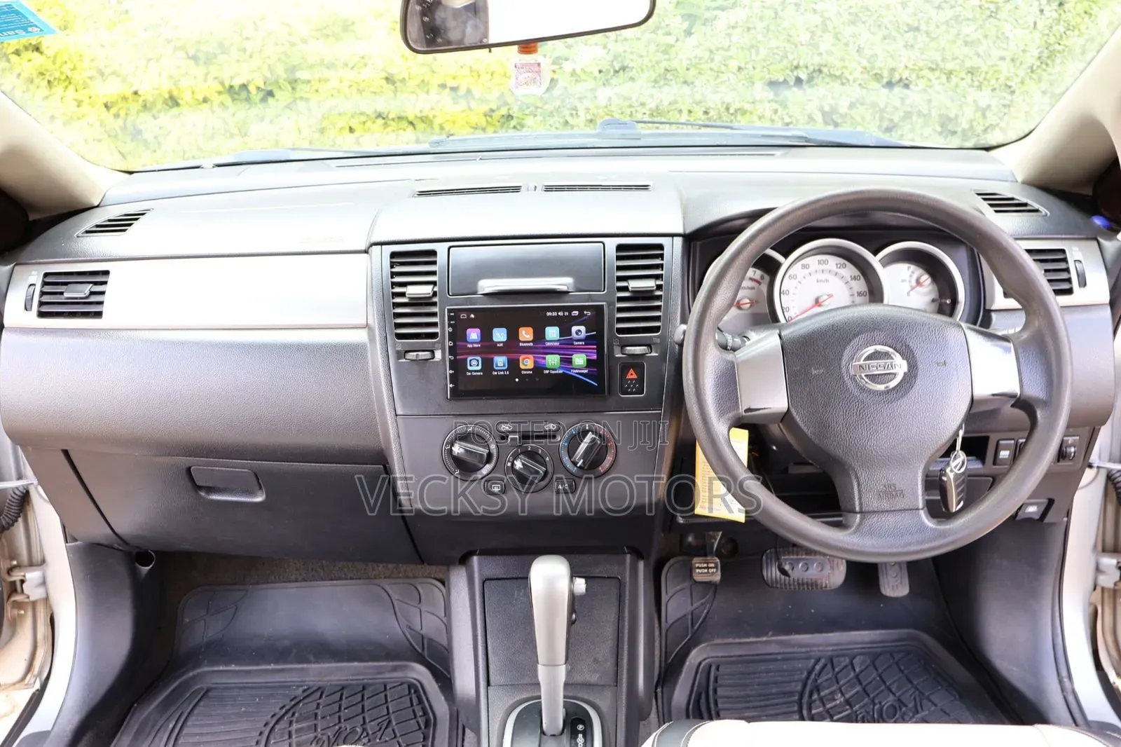 Nissan Tiida 2011 Silver