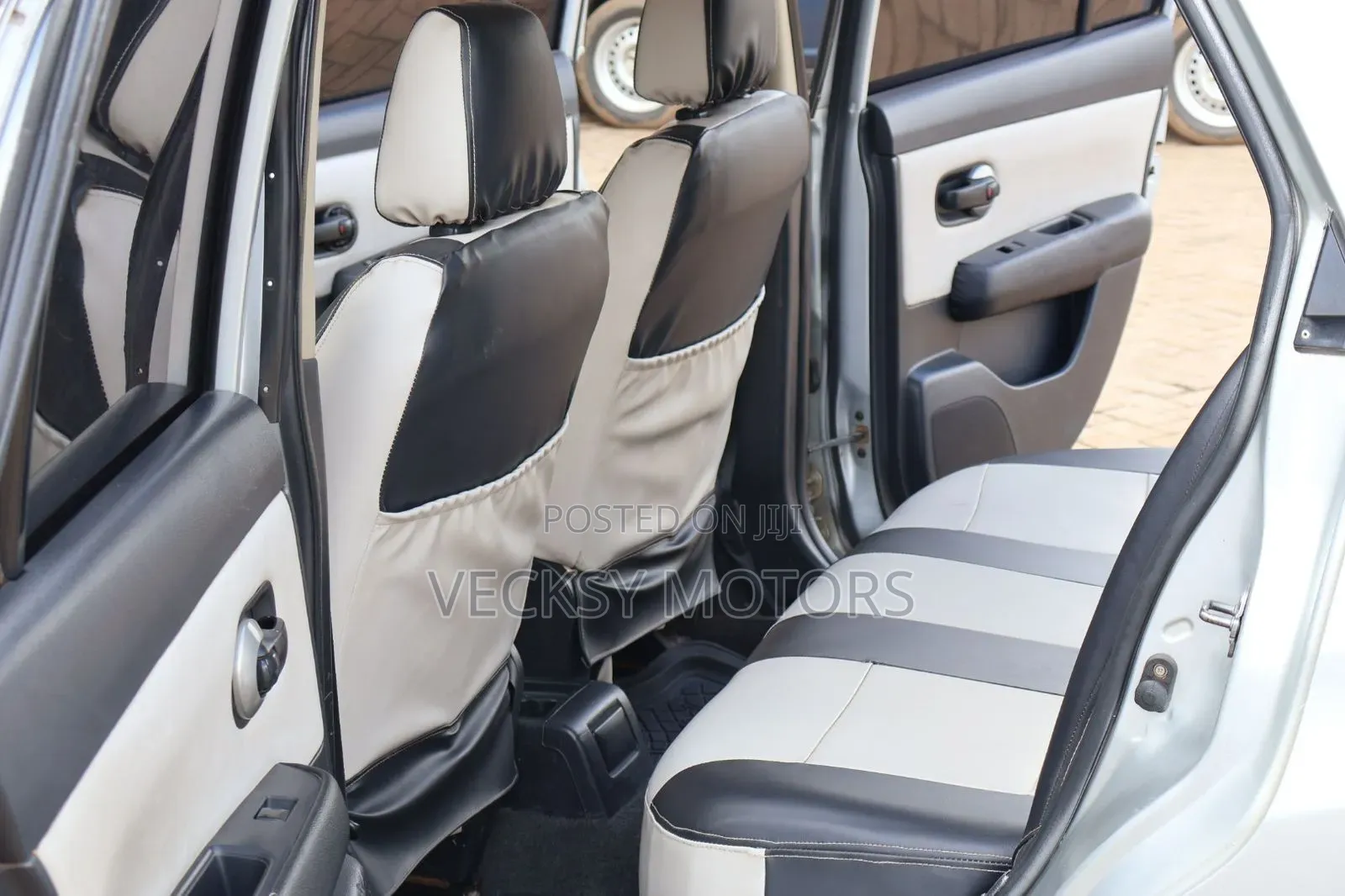 Nissan Tiida 2011 Silver