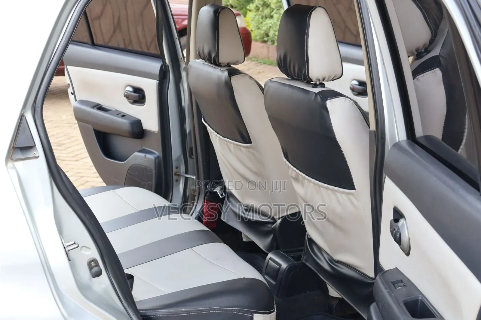 Nissan Tiida 2011 Silver