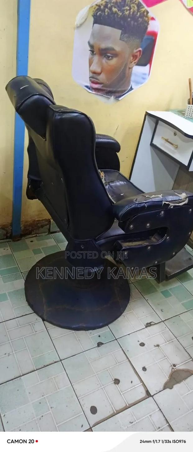 Clean Barbers Chair - thumbnail 3