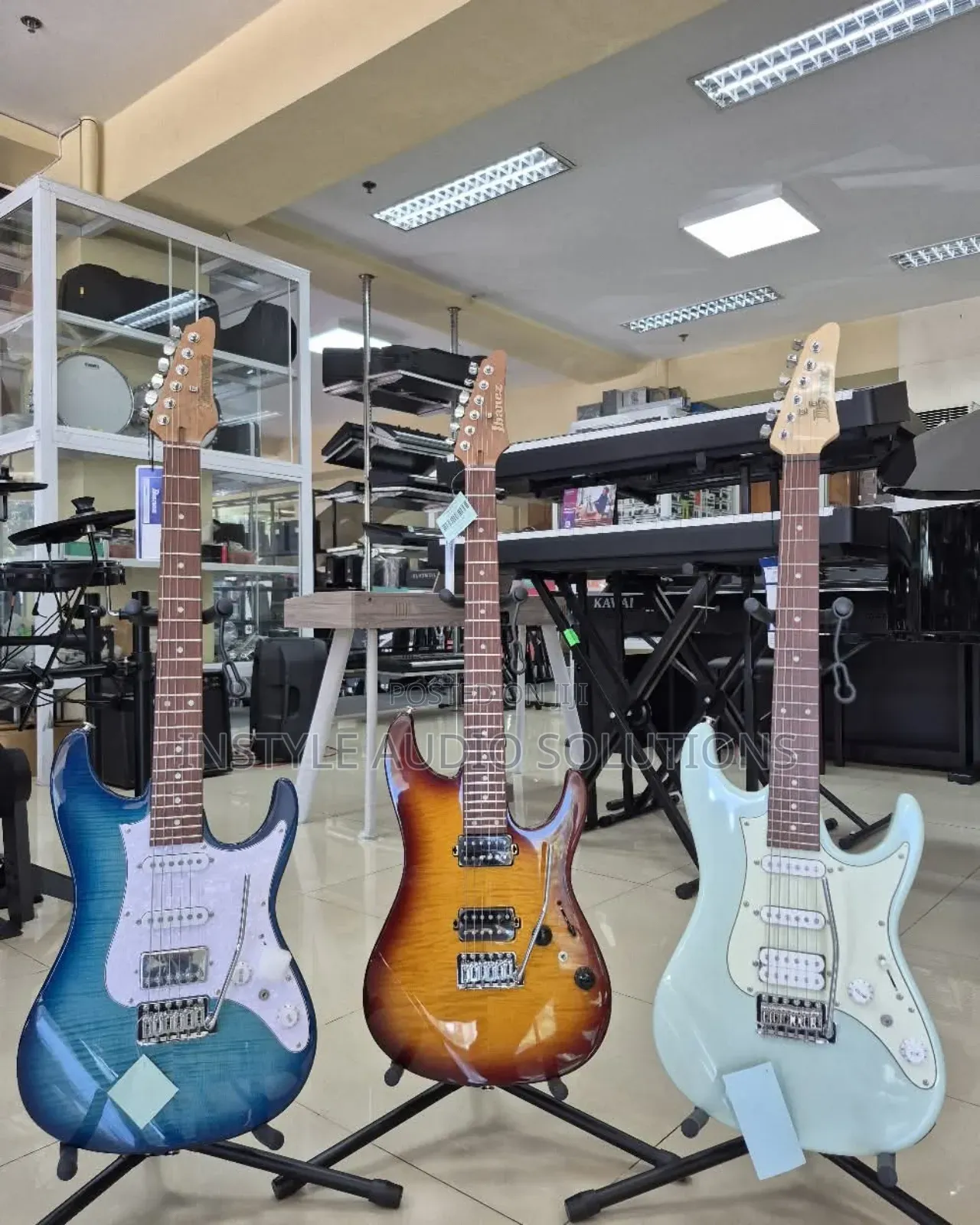 High-Quality Solo Guitar Complete With Guitar Stand