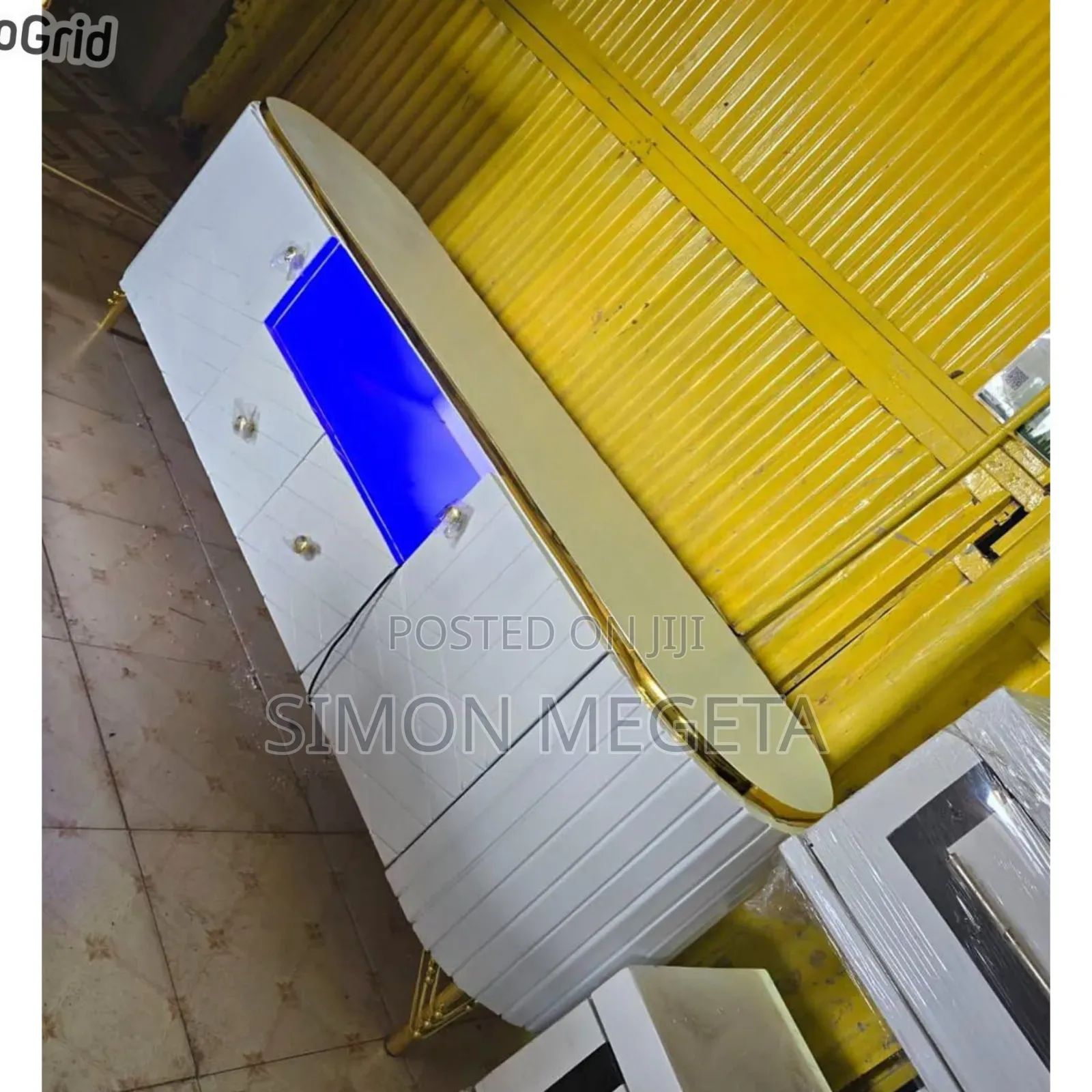In Stock Fare Price Round Tv Stand