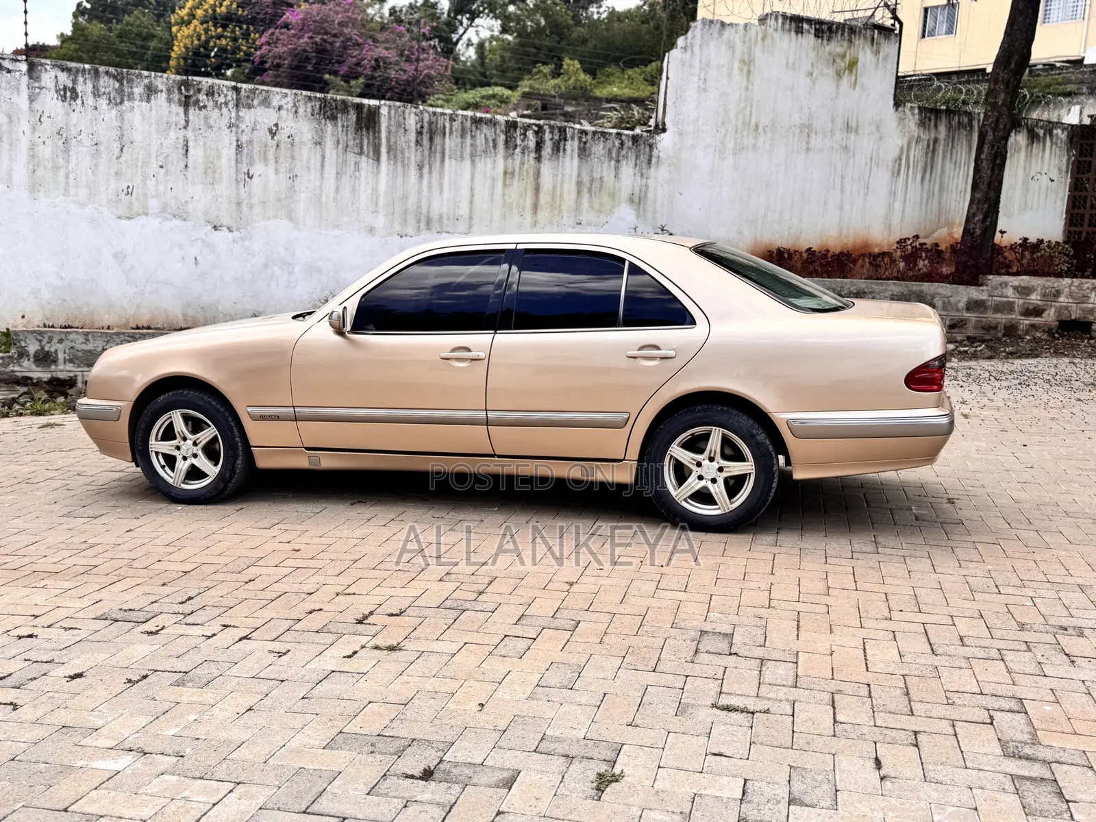 Mercedes-Benz E200 2001 Gold