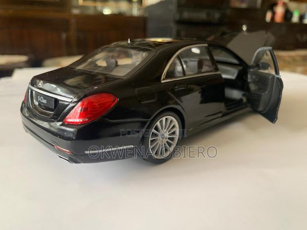 2014 Mercedes-Benz S-Class W222 Size: 1/24 Scale Diecast Model. - thumbnail 3