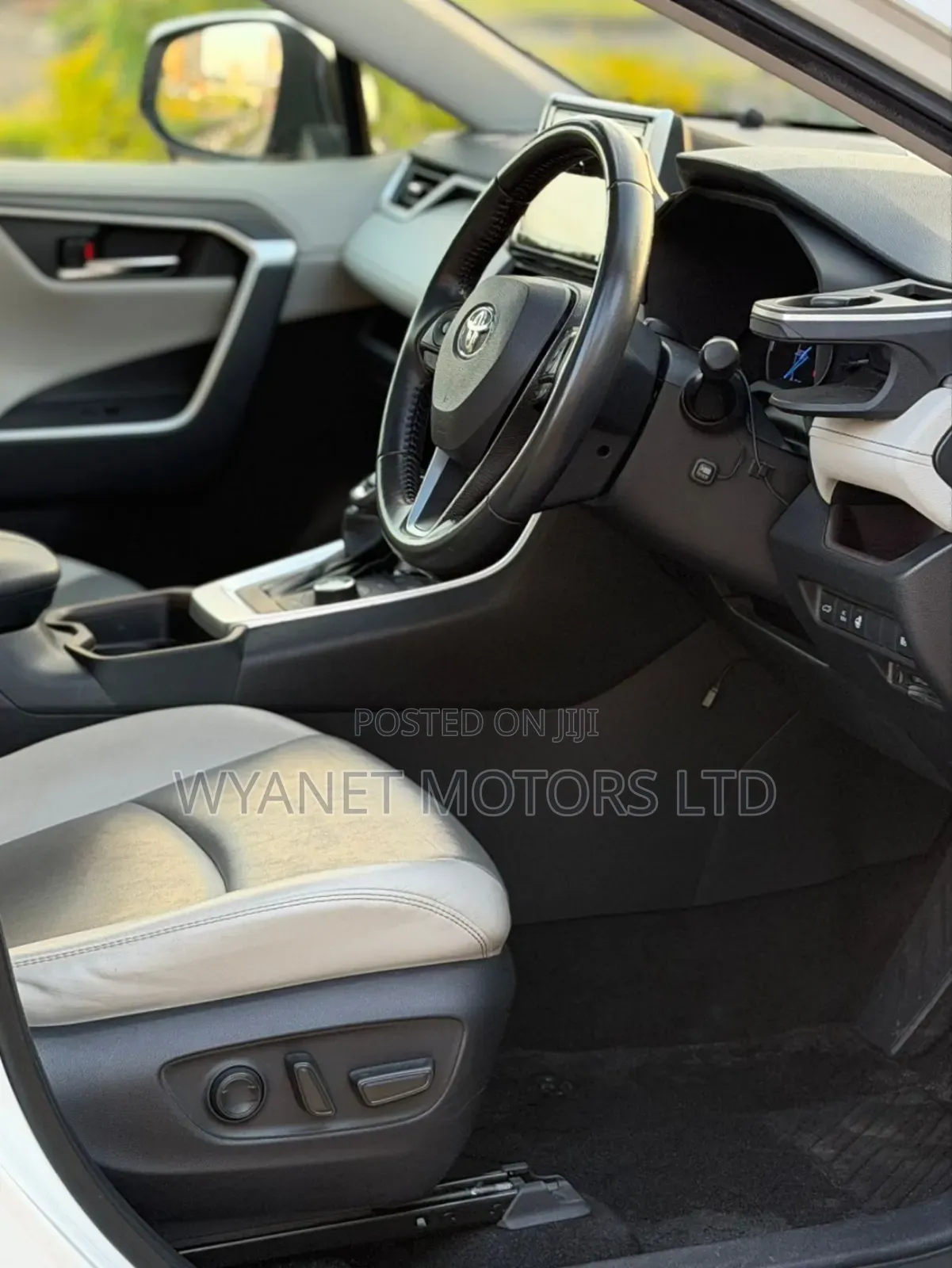 Toyota RAV4 Hybrid 2019 White