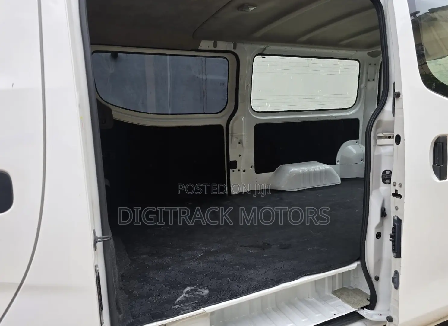 Nissan Caravan (Urvan) 2018 White