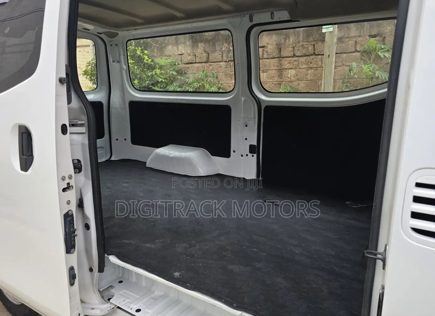 Nissan Caravan (Urvan) 2018 White