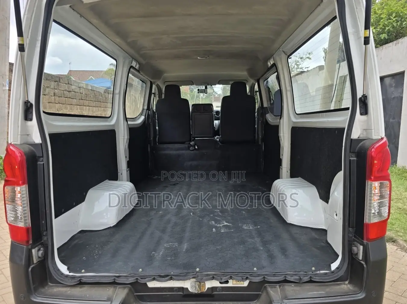 Nissan Caravan (Urvan) 2018 White