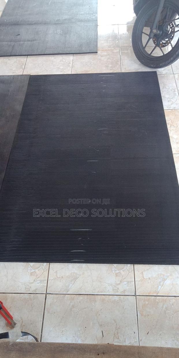 Strong Ribbed Floor Mat – Perfect for Busy Areas