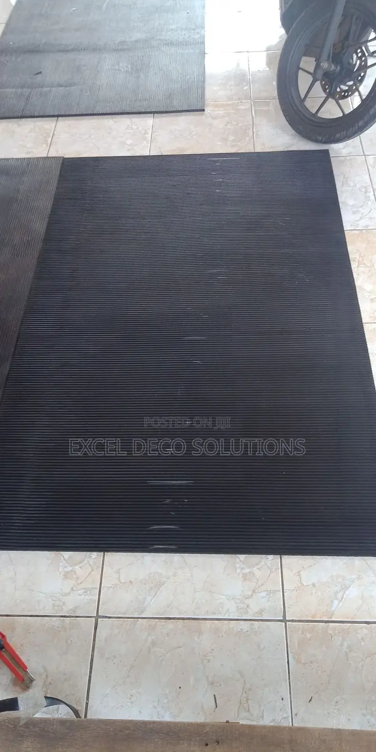 Strong Ribbed Floor Mat – Perfect for Busy Areas