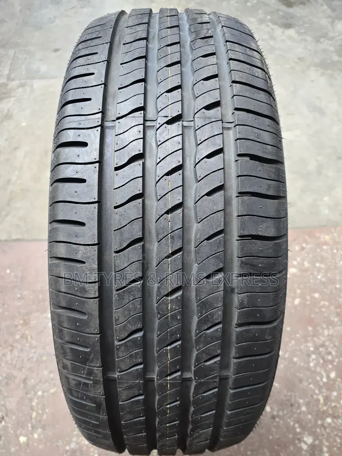 255 /55 R20 Roadstone Tyres