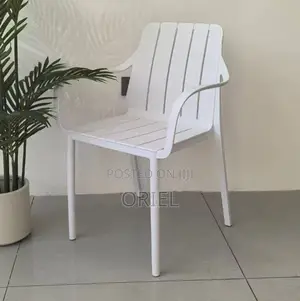 Plastic Chairs: Ergonomic Stackable Plastic Lounge Chair