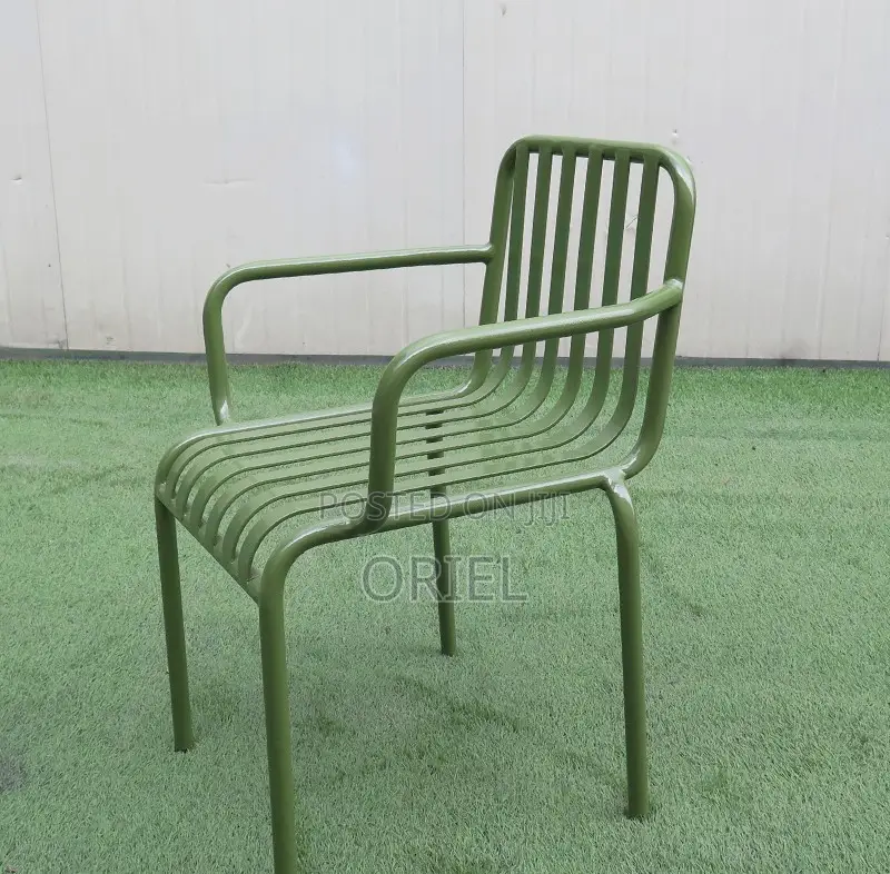 Plastic Chairs: Ergonomic Stackable Plastic Lounge Chair