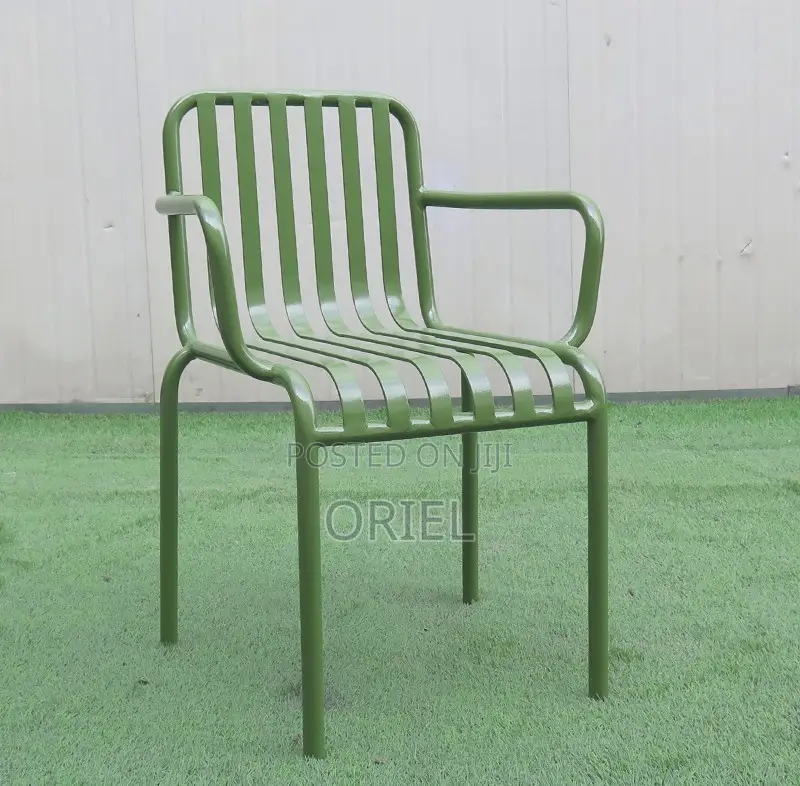 Plastic Chairs: Ergonomic Stackable Plastic Lounge Chair