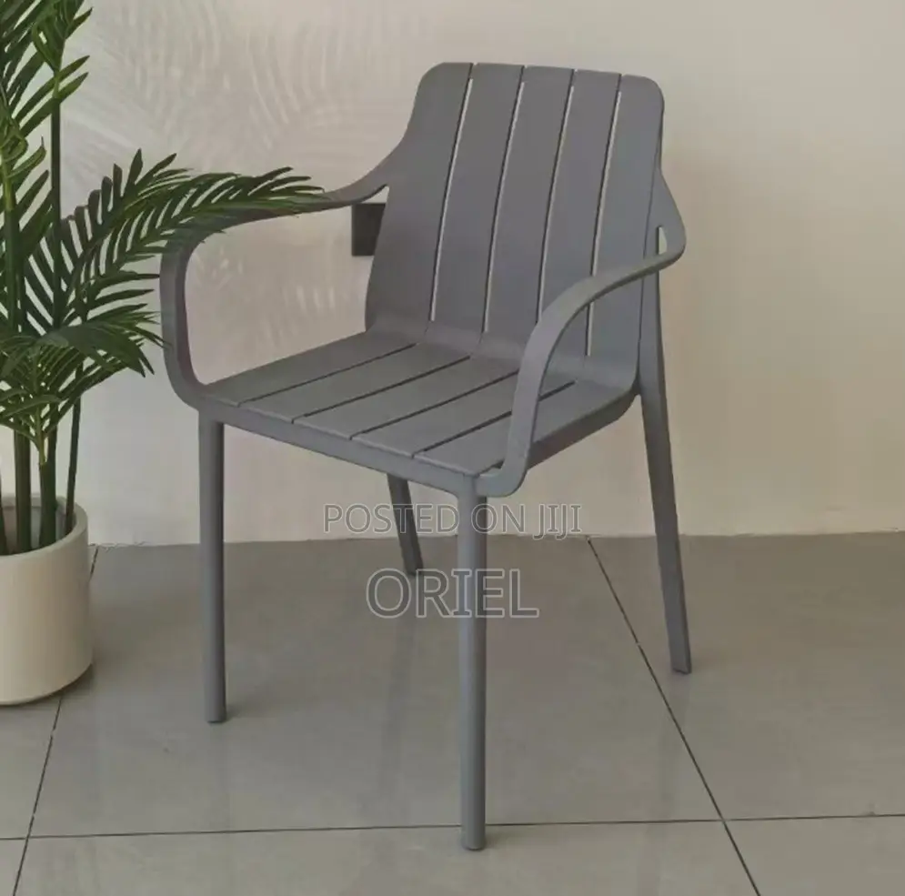 Plastic Chairs: Ergonomic Stackable Plastic Lounge Chair