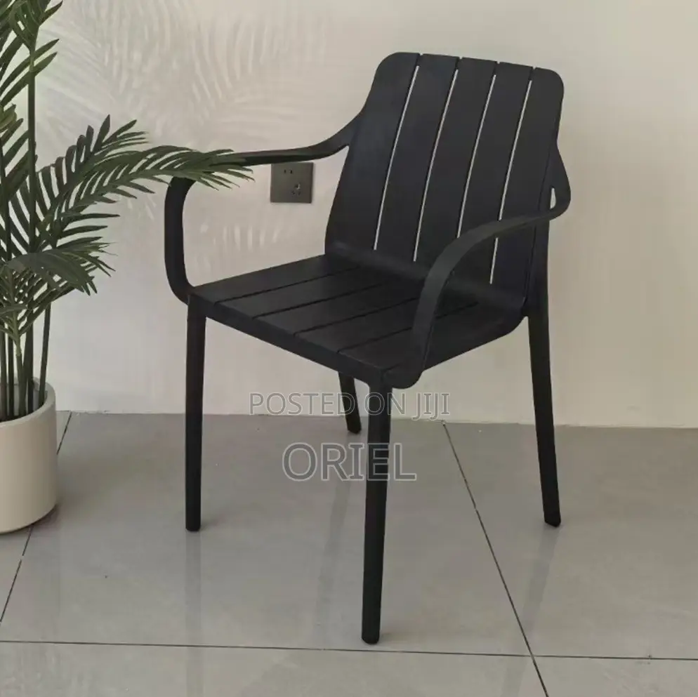 Plastic Chairs: Ergonomic Stackable Plastic Lounge Chair