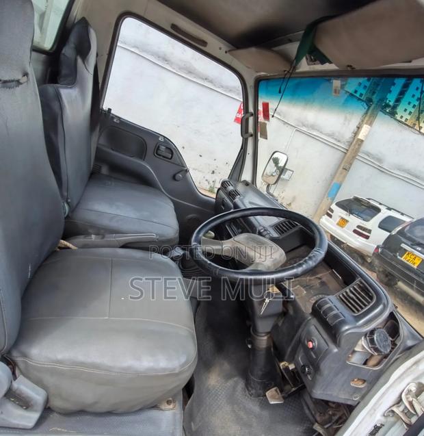 Isuzu NKR Lorry - thumbnail 5