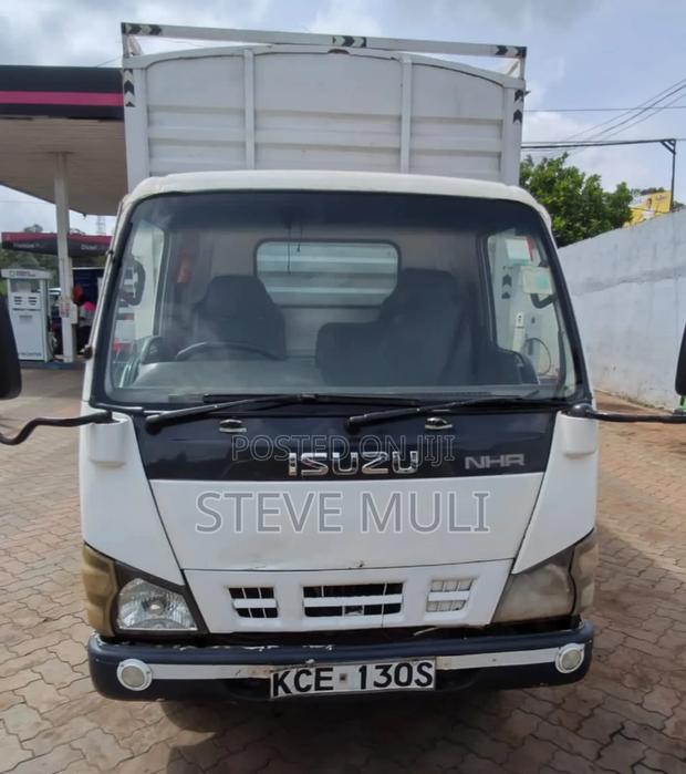 Isuzu NKR Lorry - main view