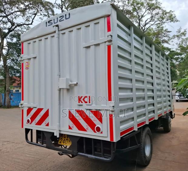 Isuzu NKR Lorry - thumbnail 2