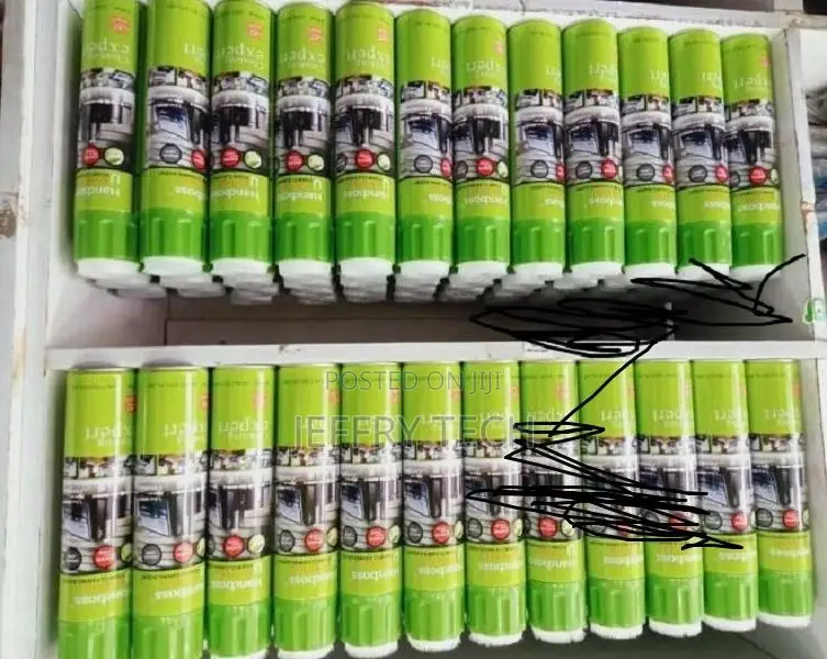 Handboss Universal Foam Cleaning Agent.