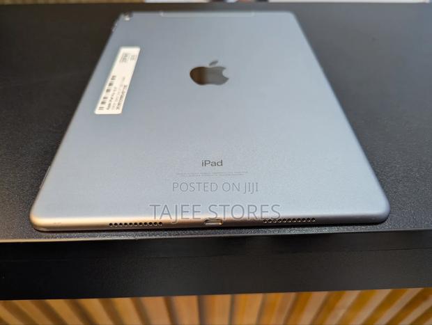 Apple iPad 9.7 32 GB Gray - thumbnail 2