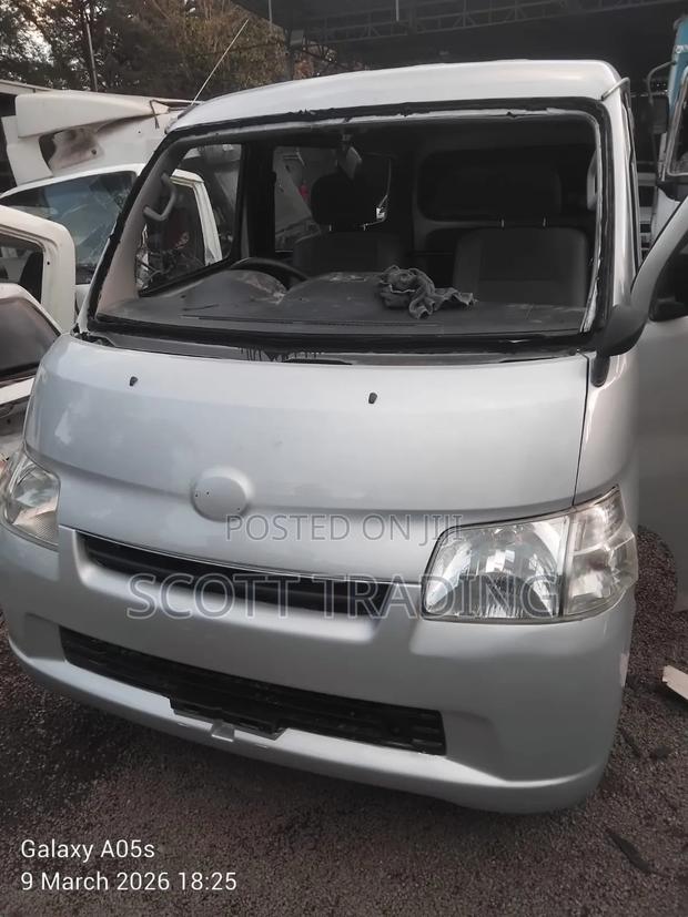 Toyota Townace Front Windscreen - thumbnail 2