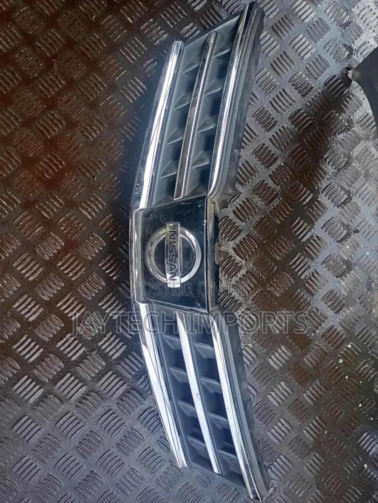 Nissan Tiida 2008 Grill