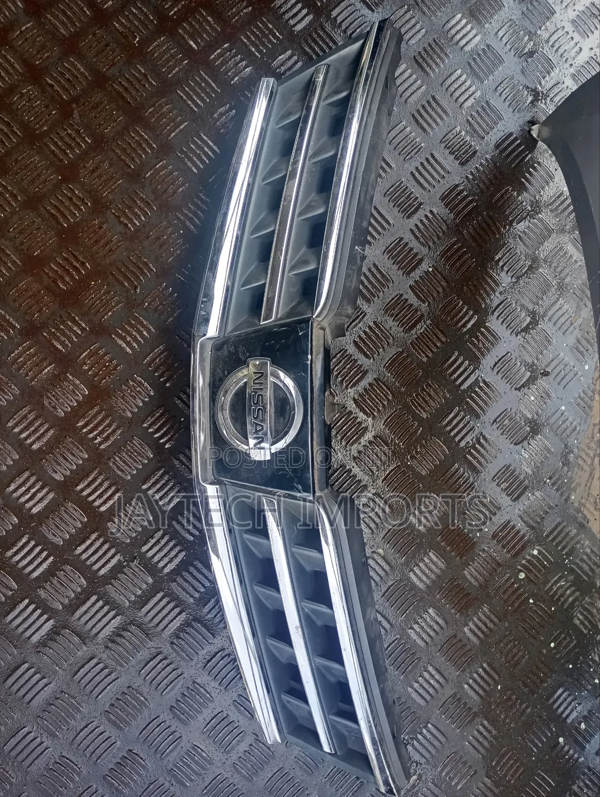 Nissan Tiida 2008 Grill