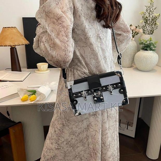 Ladies Sling Bag. - thumbnail 6