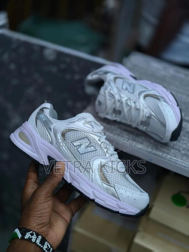 New Balance530 
Sizes 37/38/40/42/44/45
Silver