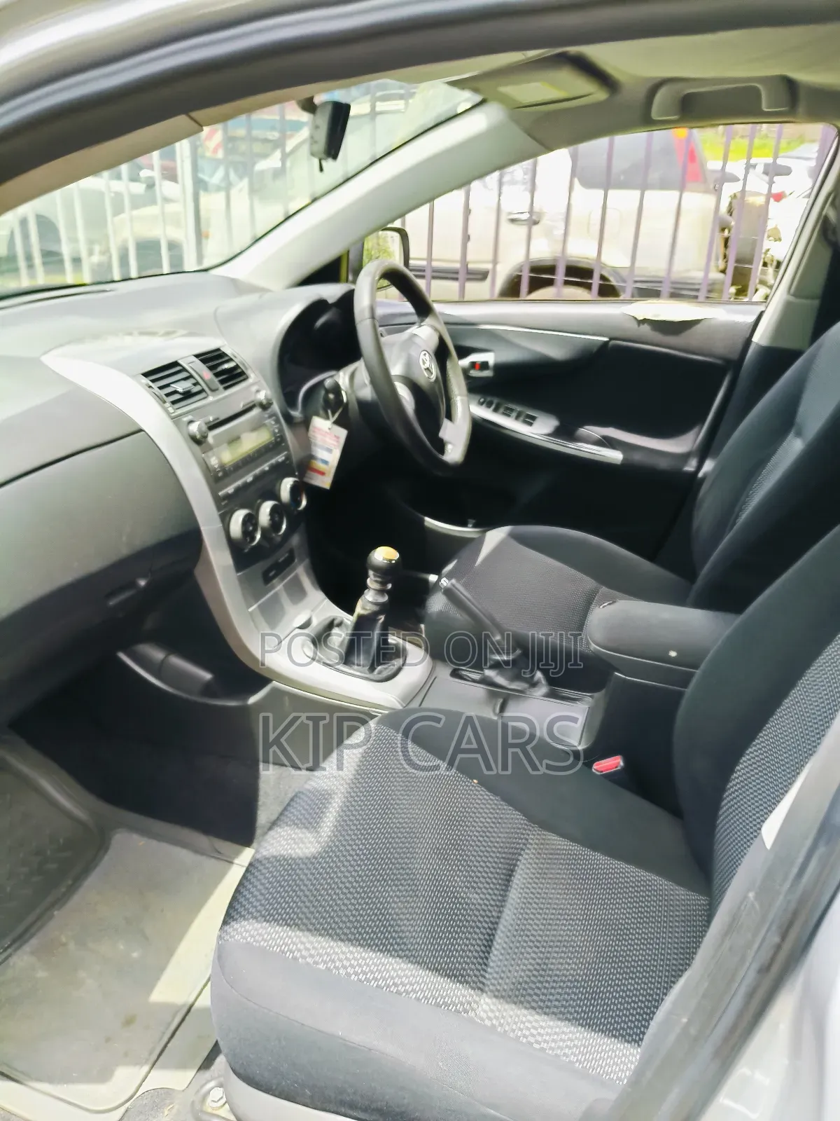 Toyota Corolla LE 4dr Sedan (1.8L 4cyl 4A) 2010 Silver