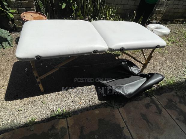 White Massage Table (70’ By 31’ Inches) - main view