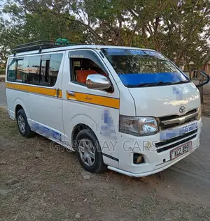 Toyota HiAce 2013 White