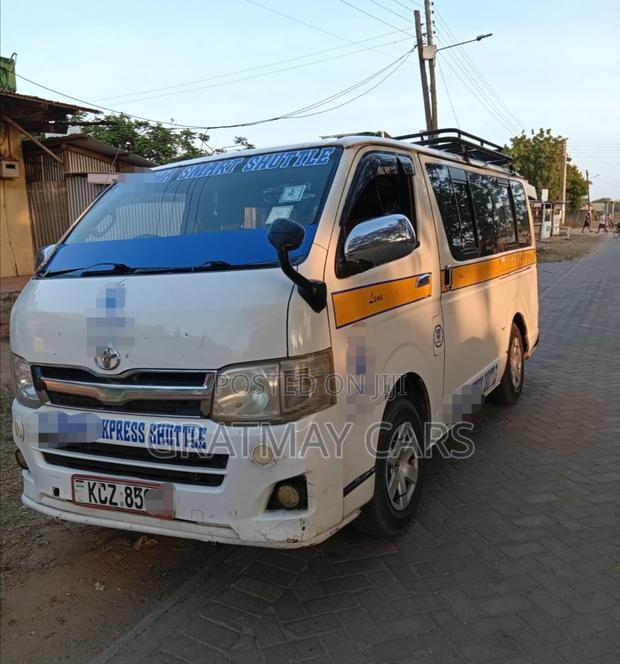 Toyota HiAce 2013 White