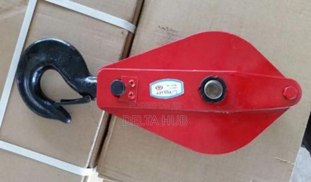 High Capacity Lifting Pulley Block With Reinforced Housing a Latch