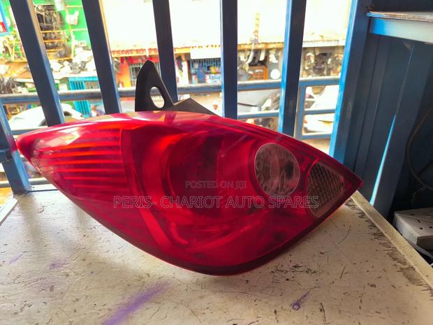Tiida Hatchback 2006 Taillight - thumbnail 2