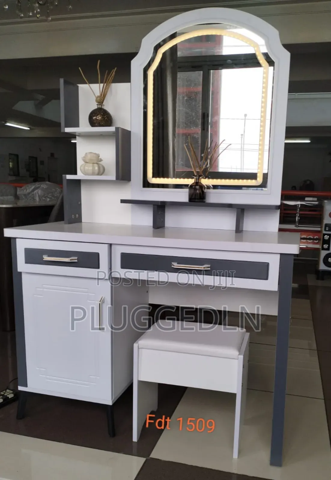 Executive Big Dressing Table With Sliding Mirror