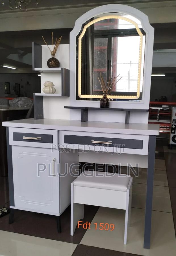 Executive Big Dressing Table With Sliding Mirror