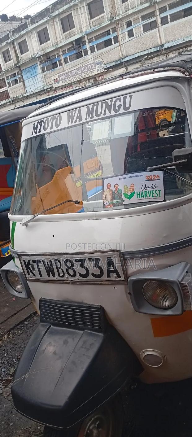 Piaggio 2018 White - main view