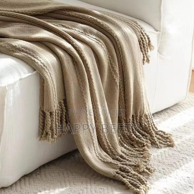 Throw Blanket With Tassel - thumbnail 3