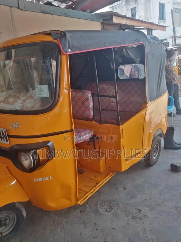 Piaggio Scooter 2021 Yellow - thumbnail 3