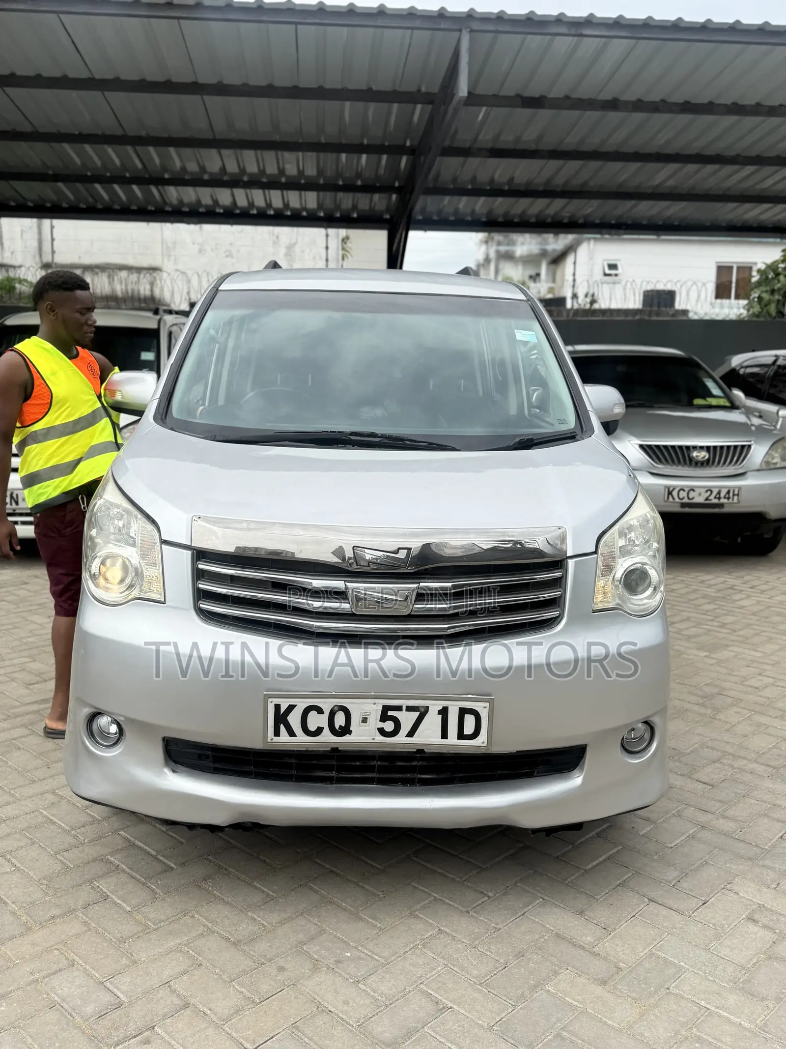 Toyota Noah 2.0 143hp FWD (8 Seater) 2012 Silver