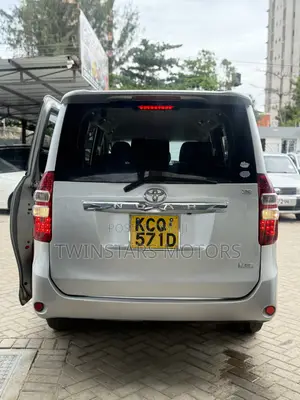 Toyota Noah 2.0 143hp FWD (8 Seater) 2012 Silver