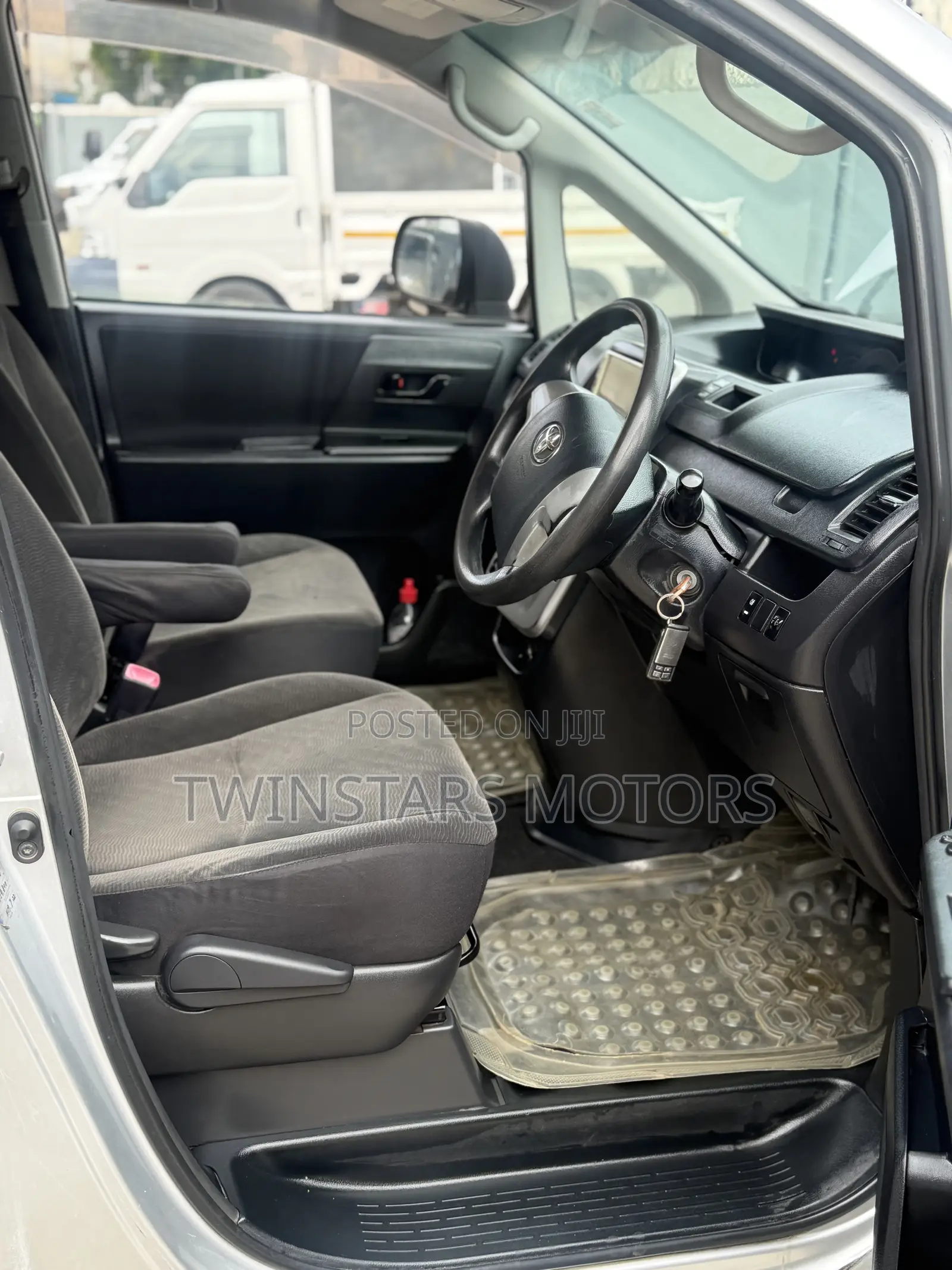 Toyota Noah 2.0 143hp FWD (8 Seater) 2012 Silver
