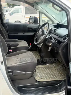Toyota Noah 2.0 143hp FWD (8 Seater) 2012 Silver
