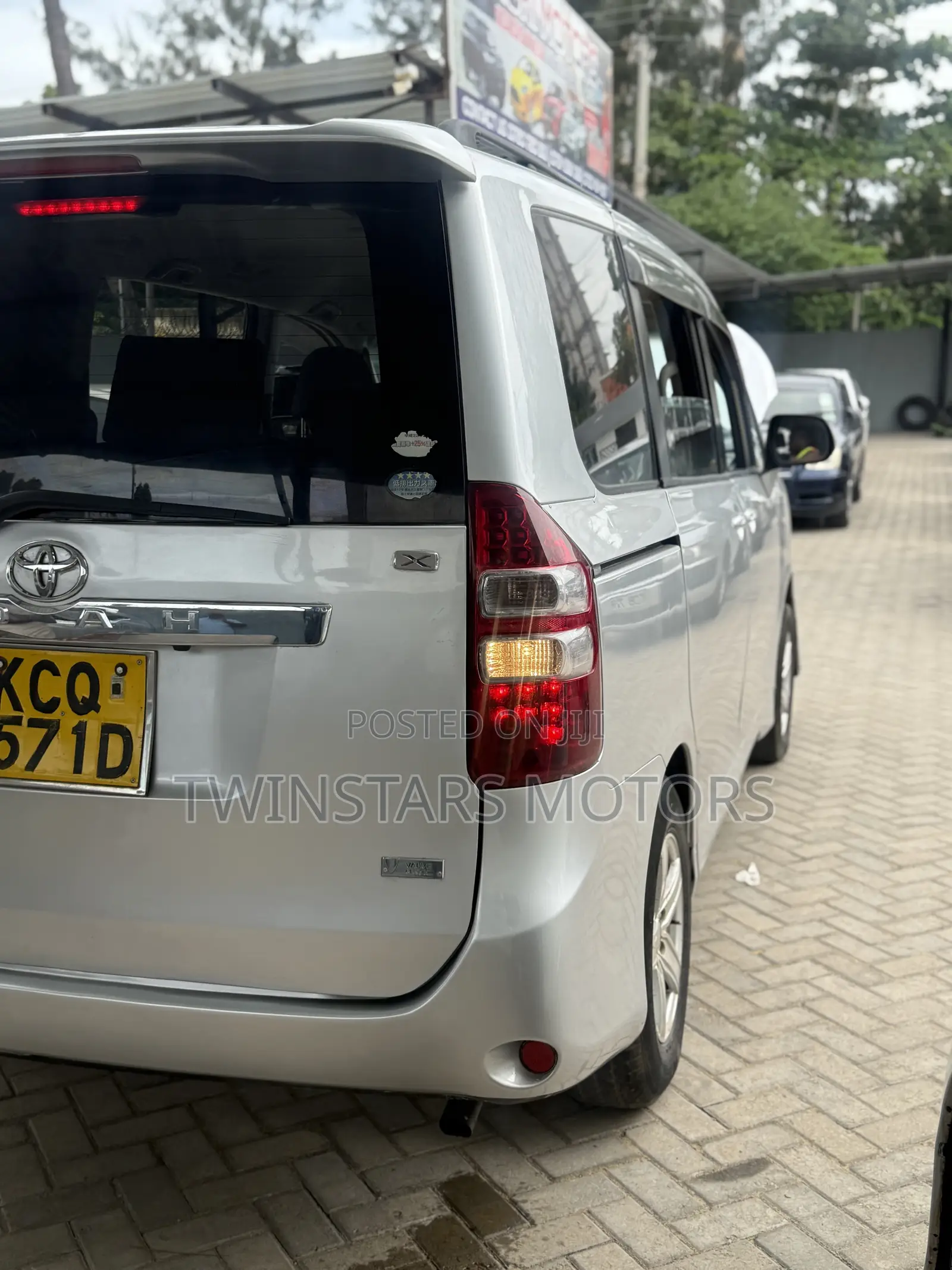 Toyota Noah 2.0 143hp FWD (8 Seater) 2012 Silver