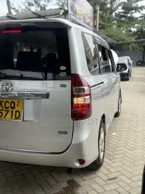 Toyota Noah 2.0 143hp FWD (8 Seater) 2012 Silver