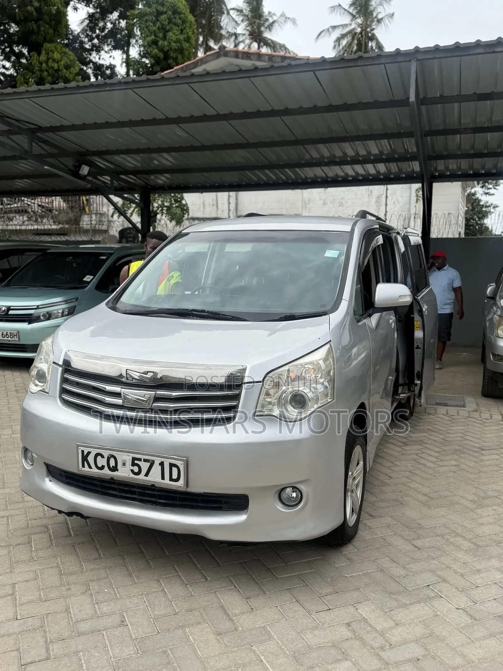 Toyota Noah 2.0 143hp FWD (8 Seater) 2012 Silver