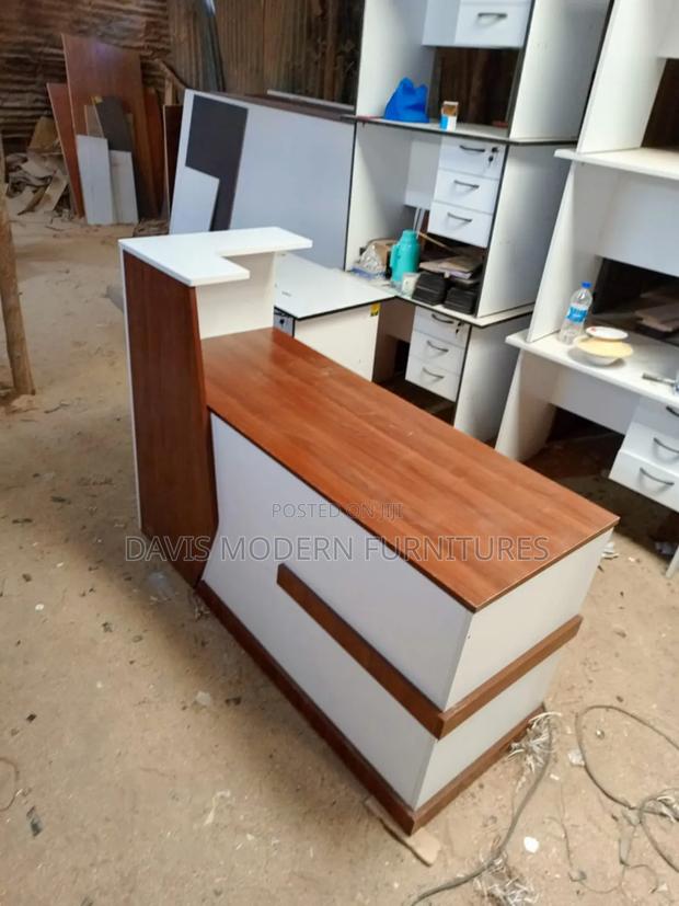 Edgeline Desk. - main view