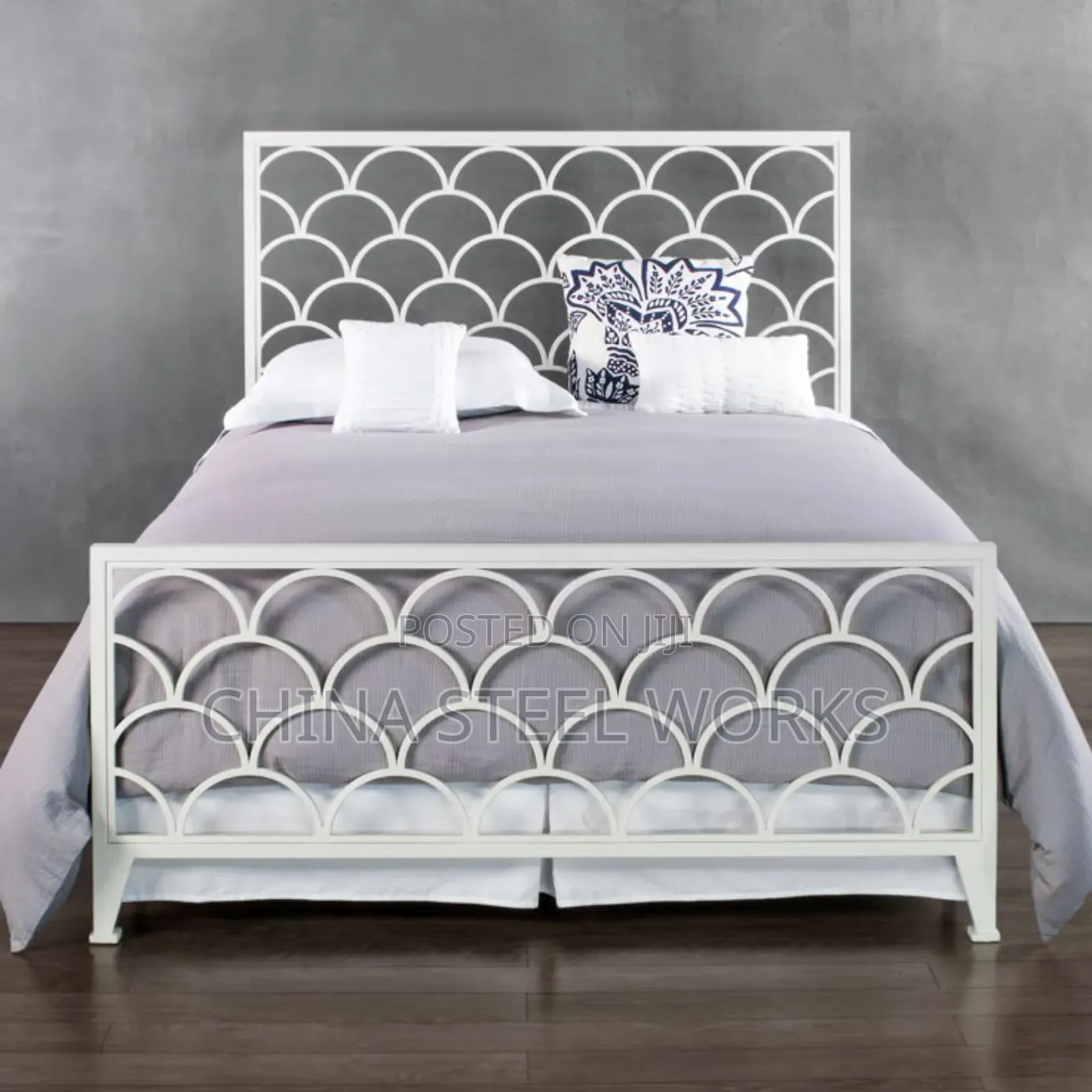 Simple Metalic Bed